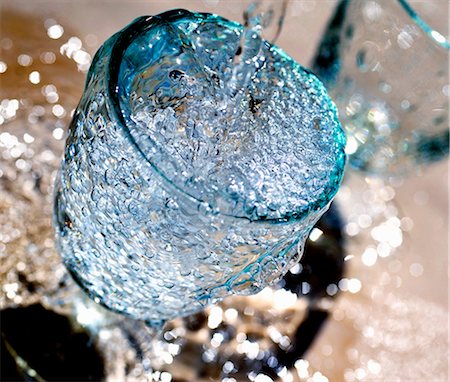 pouring water into glass - Pouring water into a glass Foto de stock - Sin royalties Premium, Código: 659-03531157