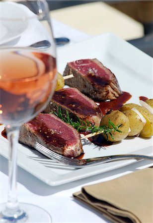 simsearch:659-06186391,k - Filet de boeuf, médium-saignant, avec pommes de terre, verre de rosé vin Photographie de stock - Premium Libres de Droits, Code: 659-03531179