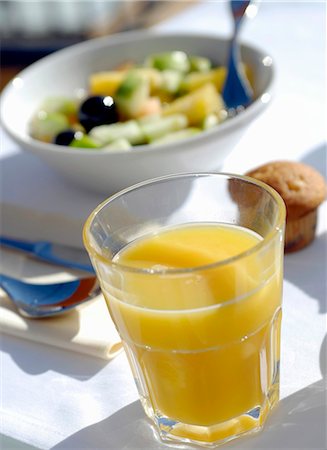 simsearch:659-03531672,k - Fruit juice and fruit salad for breakfast Foto de stock - Sin royalties Premium, Código: 659-03531180