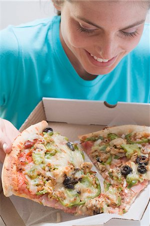 eating pizza - Young woman taking large slice of pizza out of box Foto de stock - Sin royalties Premium, Código: 659-03531226