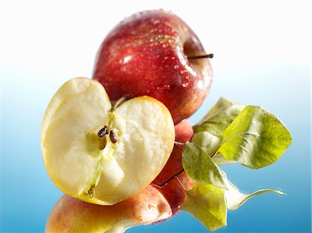 simsearch:659-03536867,k - Ganze Apple und einen halben Apfel mit Blättern Stockbilder - Premium RF Lizenzfrei, Bildnummer: 659-03531269