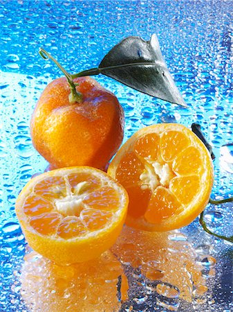 Mandarin oranges on reflective surface with drops of water Stock Photo - Premium Royalty-Free, Code: 659-03531278