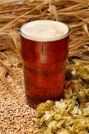 A glass of ale with malted barley and hops Foto de stock - Royalty Free Premium, Número: 659-03531304