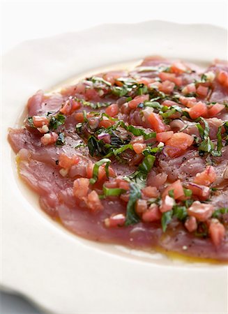 Tuna carpaccio with herbs (detail) Foto de stock - Sin royalties Premium, Código: 659-03531301