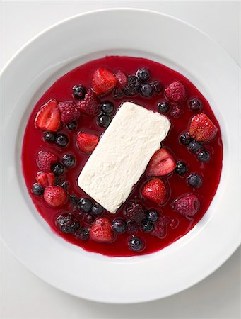 White chocolate mousse with berry sauce (overhead view) Stock Photo - Premium Royalty-Free, Code: 659-03531302