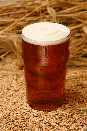 english (people) - A glass of ale (UK) on malted barley Stock Photo - Premium Royalty-Free, Code: 659-03531303