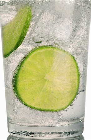 simsearch:659-02211415,k - Gin and tonic avec des tranches de citron vert Photographie de stock - Premium Libres de Droits, Code: 659-03531361