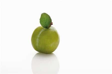 simsearch:659-03532330,k - A greengage with leaf Foto de stock - Sin royalties Premium, Código: 659-03531378