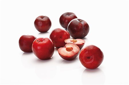 prunus domestica - Mehrere rote Pflaumen, einem halbiert Stockbilder - Premium RF Lizenzfrei, Bildnummer: 659-03531382