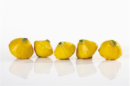 simsearch:659-06184081,k - Yellow patty pan squashes in a row Stock Photo - Premium Royalty-Free, Code: 659-03531398