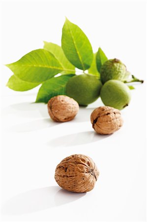 Walnuts with leaves Foto de stock - Sin royalties Premium, Código: 659-03531392