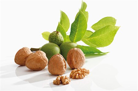 Unshelled and shelled walnuts with leaves Foto de stock - Sin royalties Premium, Código: 659-03531393