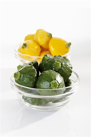 simsearch:659-01857579,k - Green and yellow patty pan squashes in glass bowls Foto de stock - Sin royalties Premium, Código: 659-03531401