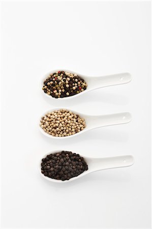 simsearch:659-07069249,k - Différents types de grains de poivre dans trois cuillères Photographie de stock - Premium Libres de Droits, Code: 659-03531424