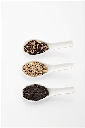 piperaceae - Different types of peppercorns in three spoons Stock Photo - Premium Royalty-Free, Code: 659-03531424