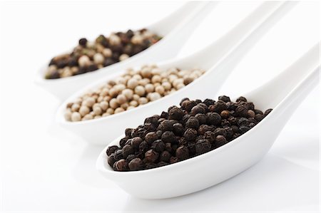 Different types of peppercorns in three spoons (close-up) Foto de stock - Sin royalties Premium, Código: 659-03531425