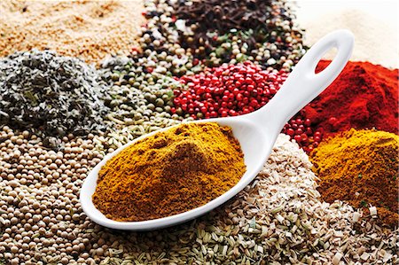 Curry powder in porcelain spoon on assorted spices Foto de stock - Sin royalties Premium, Código: 659-03531427