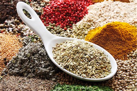 simsearch:659-06184780,k - Fennel seeds in porcelain spoon on assorted spices Foto de stock - Sin royalties Premium, Código: 659-03531429