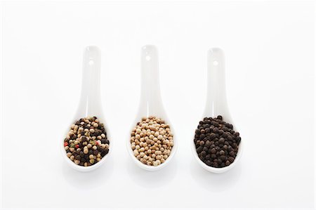 Different types of peppercorns in three spoons Foto de stock - Sin royalties Premium, Código: 659-03531423