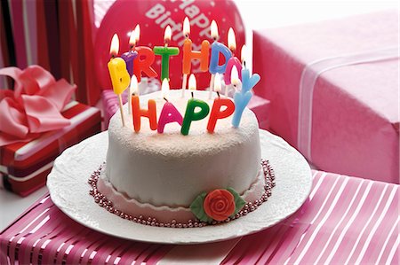 Birthday cake (with fondant icing) and gifts Stock Photo - Premium Royalty-Free, Code: 659-03531437