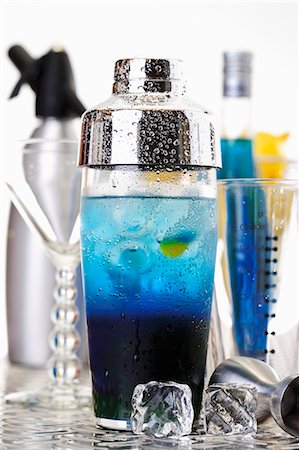 Blue Curacao cocktail in shaker Foto de stock - Sin royalties Premium, Código: 659-03531446
