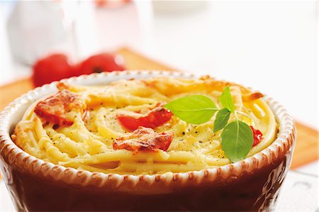 simsearch:659-06372708,k - Pasta bake with cheese and tomatoes Foto de stock - Royalty Free Premium, Número: 659-03531457