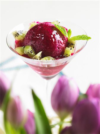 sorbetto - Passion Fruit Sorbet with Kiwi in Stem Glass Stock Photo - Premium Royalty-Free, Code: 659-03531479