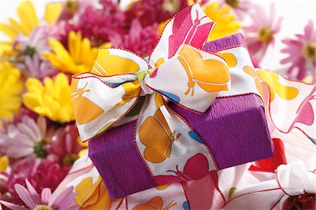 flower box - Wrapped gift with summery ribbon, chrysanthemums Stock Photo - Premium Royalty-Free, Code: 659-03531526