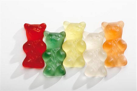 Five different coloured gummi bears in a row Fotografie stock - Premium Royalty-Free, Codice: 659-03531543