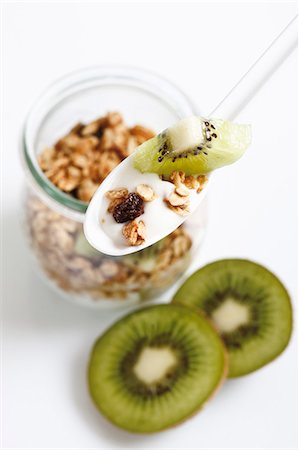 Yoghurt with muesli and kiwi fruit on spoon Foto de stock - Sin royalties Premium, Código: 659-03531561