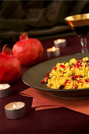 Dish of Pomegranate Couscous; Candles and Pomegranates Foto de stock - Sin royalties Premium, Código: 659-03531591