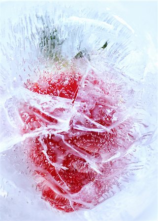 frozen food - Strawberry in block of ice (close-up) Foto de stock - Sin royalties Premium, Código: 659-03531609