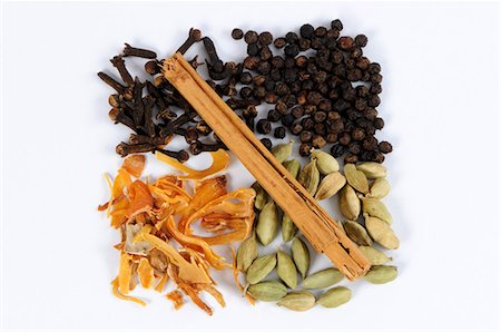 spice still life - Cloves, mace, cardamom, cinnamon stick, peppercorns Stock Photo - Premium Royalty-Free, Code: 659-03531618