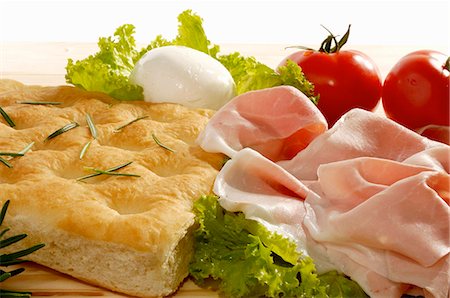 Focaccia, jambon, mozzarella et tomates Photographie de stock - Premium Libres de Droits, Code: 659-03531646