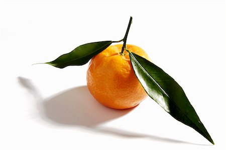 simsearch:659-06187804,k - A mandarin orange with leaves Stock Photo - Premium Royalty-Free, Code: 659-03531653