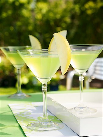 Apple Martinis on table out of doors Foto de stock - Sin royalties Premium, Código: 659-03531673