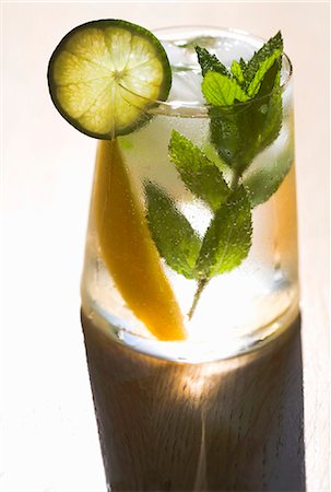 simsearch:659-03529453,k - Cocktail au citron vert, menthe et mangue Photographie de stock - Premium Libres de Droits, Code: 659-03531716