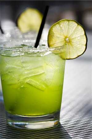 Margarita sur les rochers avec une tranche de citron vert Photographie de stock - Premium Libres de Droits, Code: 659-03531727