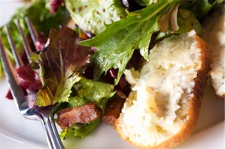 pancetta - Gorgonzola Crostini with Baby Green Salad Stock Photo - Premium Royalty-Free, Code: 659-03531720