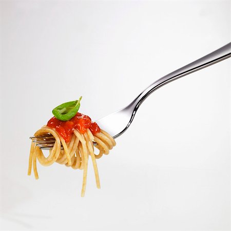 simsearch:659-06494211,k - Spaghetti à la sauce tomate sur la fourche Photographie de stock - Premium Libres de Droits, Code: 659-03531739