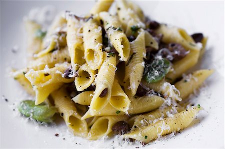 penne - Penne Pasta with Fava Beans, Mushrooms and Parmesan Cheese Foto de stock - Sin royalties Premium, Código: 659-03531730