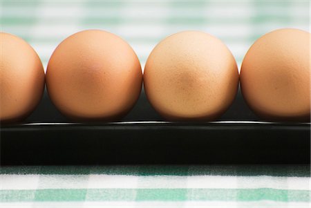 simsearch:659-01855907,k - Row of Brown Eggs on Green and White Table Cloth Foto de stock - Sin royalties Premium, Código: 659-03531746