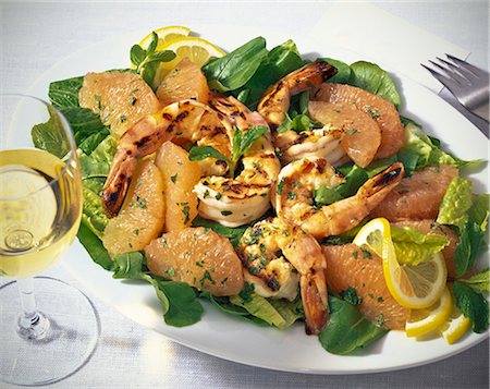 Crevette grillée et salade de pamplemousse sur un plateau Photographie de stock - Premium Libres de Droits, Code: 659-03531756