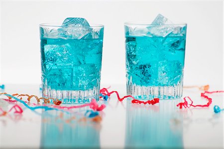 Two Blue Drinks with Ice; Party Streamers Stock Photo - Premium Royalty-Free, Code: 659-03531775