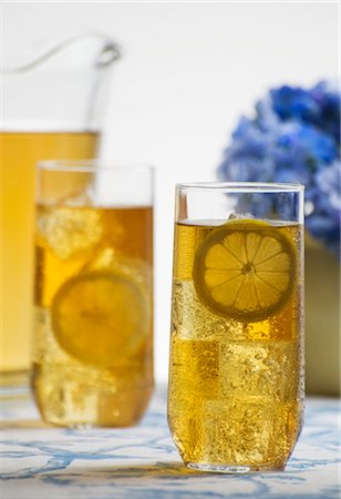 Verres de thé glacé avec des tranches de citron Photographie de stock - Premium Libres de Droits, Code: 659-03531776