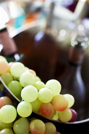 simsearch:659-06183981,k - Bunch of Green Grapes in a Wine Bucket Foto de stock - Royalty Free Premium, Número: 659-03531777