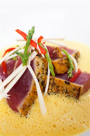 sauteeing - Seared Tuna with Hearts of Palm, Sea Beans and Lobster Curry Sauce Foto de stock - Sin royalties Premium, Código: 659-03531779