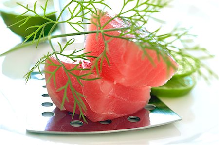 Filet de thon frais avec des tranches de citron vert Photographie de stock - Premium Libres de Droits, Code: 659-03531793