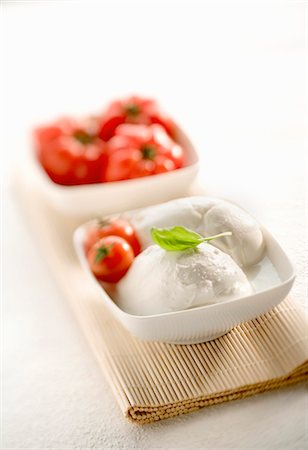 Mozzarella and tomatoes Foto de stock - Sin royalties Premium, Código: 659-03531810
