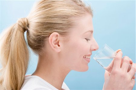 ponytail sideview - Woman drinking glass of water Foto de stock - Sin royalties Premium, Código: 659-03531855